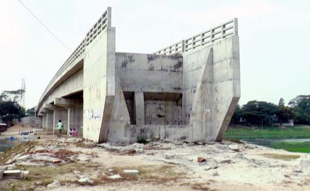 ৫ কোটি টাকা ব্যয়ে সেতু আছে, রাস্তা নেই!